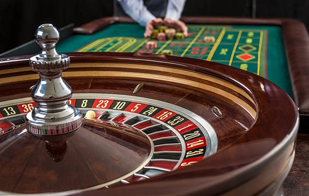 busid Texas Hold'em player decision interface with check, bet, and fold options visible
